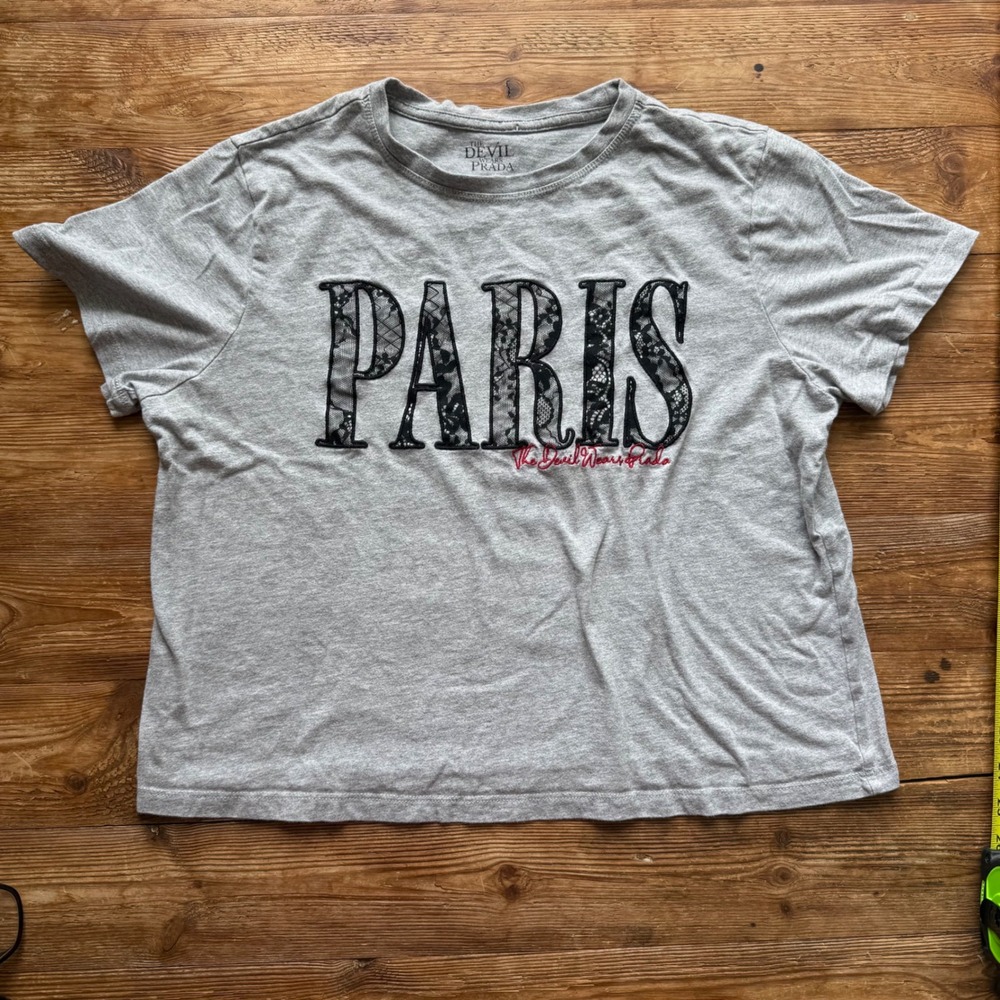 Grayson Threads The Devil Wears Prada Paris Lace Graphic Tee Gray Womens Med EUC